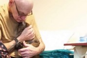 뇌졸중으로 쓰러진 아빠와 이별하는 고양이